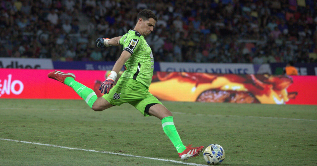 Alan Aguerre defendió el gran año de Central Córdoba, «a pesar de que traten de mostrarnos como el equipo malo de la película» Alan Aguerre defendió el gran año de Central Córdoba, "a pesar de que traten de mostrarnos como el equipo malo de la película" imagen-5