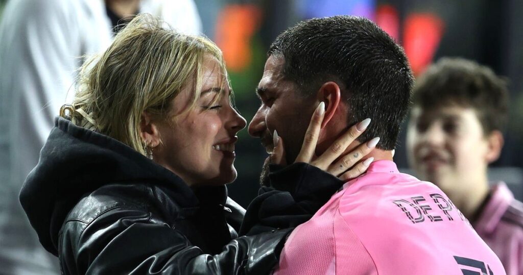 El apasionado beso de Tini Stoessel y Rodrigo De Paul tras la victoria del Inter Miami: el video imagen-5