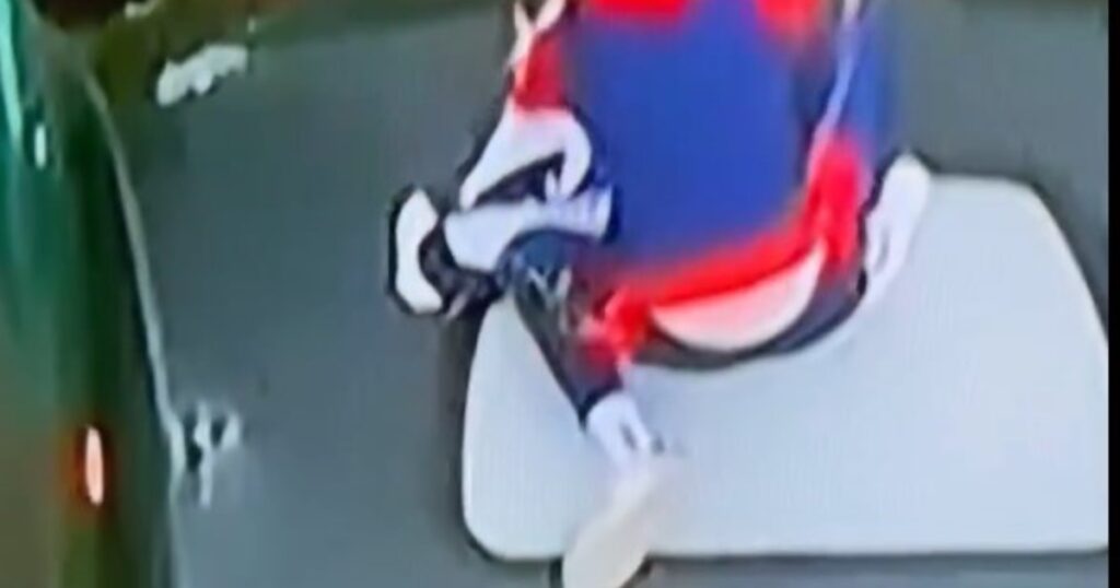 Insólito: el micro de Peñarol tenía una imagen de gallina en el techo y los de Nacional la sacaron imagen-42