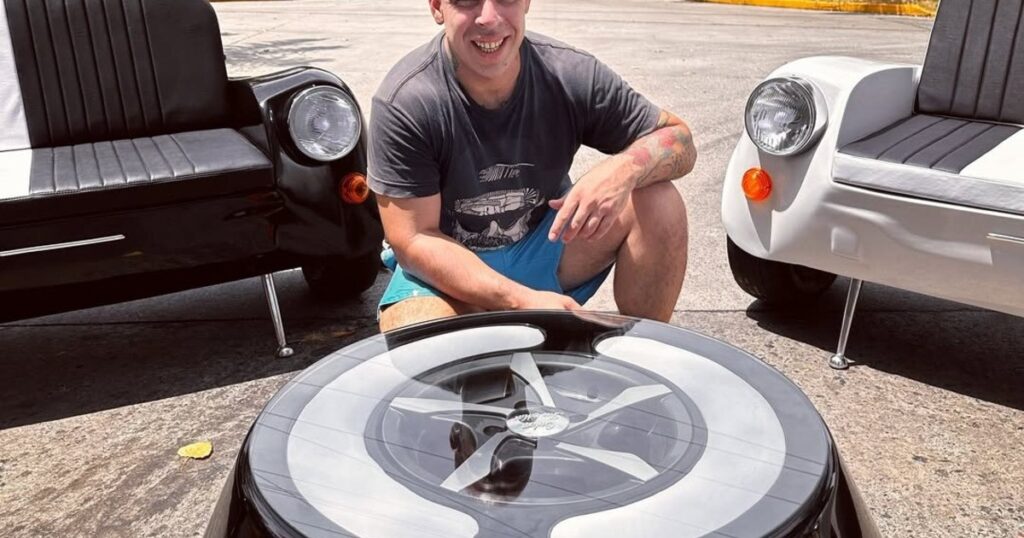 Transforma fititos en sillones: el carpintero naval argentino que pasó de los barcos a los estudios de TV Transforma fititos en sillones: el carpintero naval argentino que pasó de los barcos a los estudios de TV imagen-98