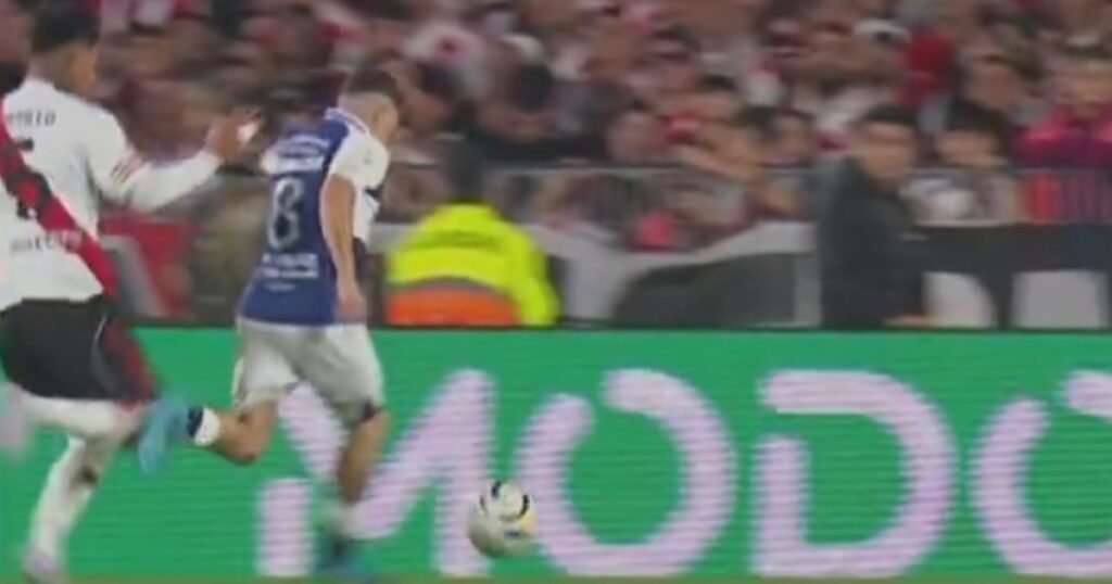 Por qué fue penal el de Gimnasia ante River y el gol de un ex Boca imagen-5