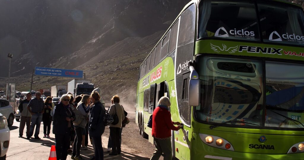 Un viaje de terror: asaltaron a un tour de compras argentino en Chile, les robaron hasta los documentos y ahora están varados imagen-4