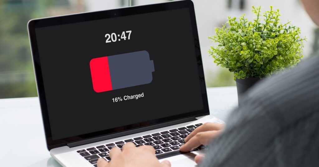 Mito o realidad: qué hay de cierto en que tener una notebook siempre enchufada arruina la batería imagen-5