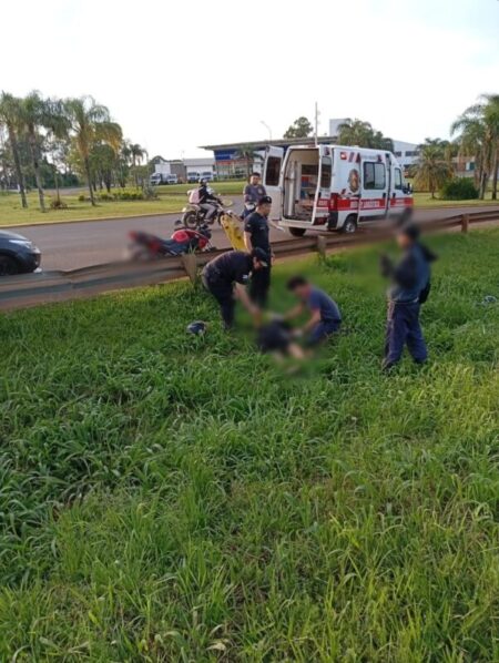 Despiste de motocicleta dejó dos hombres lesionados en Oberá imagen-11