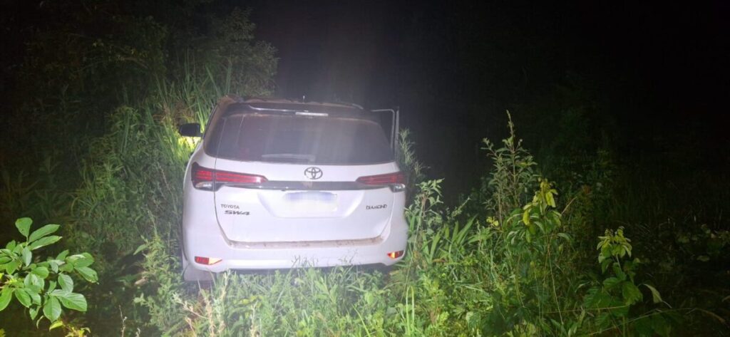 Una camioneta en fuga fue interceptada por la Policía: era robada en Brasil y transportaba un millonario contrabando imagen-5