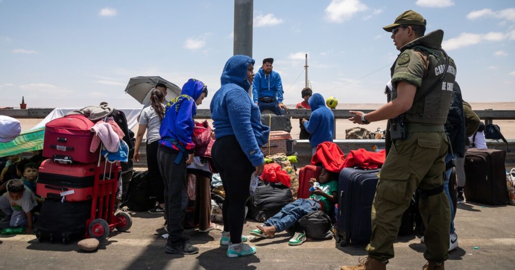 Perú militariza la frontera con Chile y declara el estado de emergencia por la llegada masiva de migrantes Perú militariza la frontera con Chile y declara el estado de emergencia por la llegada masiva de migrantes imagen-5