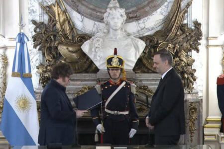 🔴 En vivo. Milei le tomó juramento a Adorni como jefe de Gabinete 🔴 En vivo. Milei le tomó juramento a Adorni como jefe de Gabinete imagen-7