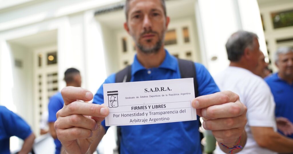 Los árbitros del SADRA acusan a la AFA de manipular designaciones y reclaman un cambio urgente en el fútbol argentino imagen-5
