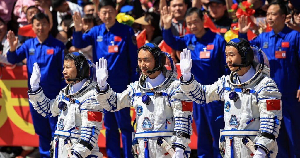Tres astronautas quedaron varados tras chocar con «basura espacial» y no saben cuándo volverán a la Tierra: la misión Shenzhou-20 Tres astronautas quedaron varados tras chocar con "basura espacial" y no saben cuándo volverán a la Tierra: la misión Shenzhou-20 imagen-4