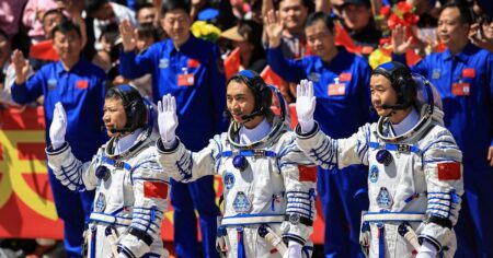 Tres astronautas quedaron varados tras chocar con «basura espacial» y no saben cuándo volverán a la Tierra: la misión Shenzhou-20 Tres astronautas quedaron varados tras chocar con "basura espacial" y no saben cuándo volverán a la Tierra: la misión Shenzhou-20 imagen-16