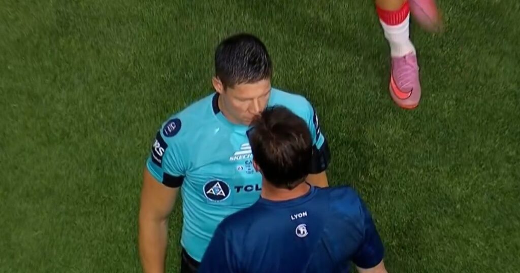 Berti se cruzó con López Muñóz, el árbitro Ramírez lo expulsó de la final de la Copa Argentina y terminaron en un picante cara a cara: «Vos sos un botón» Berti se cruzó con López Muñóz, el árbitro Ramírez lo expulsó de la final de la Copa Argentina y terminaron en un picante cara a cara: "Vos sos un botón" imagen-4