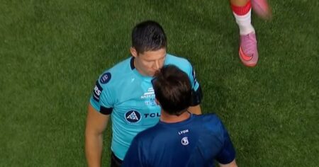 Berti se cruzó con López Muñóz, el árbitro Ramírez lo expulsó de la final de la Copa Argentina y terminaron en un picante cara a cara: «Vos sos un botón» Berti se cruzó con López Muñóz, el árbitro Ramírez lo expulsó de la final de la Copa Argentina y terminaron en un picante cara a cara: "Vos sos un botón" imagen-18