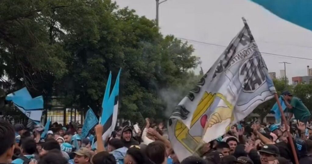 El fan fest de Estudiantes de Río Cuarto en una tarde inolvidable de ascenso a Primera imagen-4
