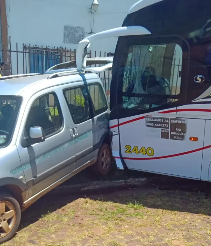 Susto en San Javier: Un colectivo pierde el control y embiste el portón de la escuela EPET 13 Susto en San Javier: Un colectivo pierde el control y embiste el portón de la escuela EPET 13 imagen-4