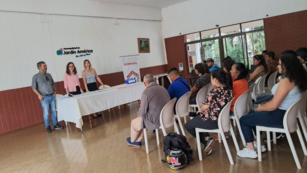 Vecinos del barrio Los Cedros de Jardín América se sumaron al sistema de regularidad dominial imagen-5