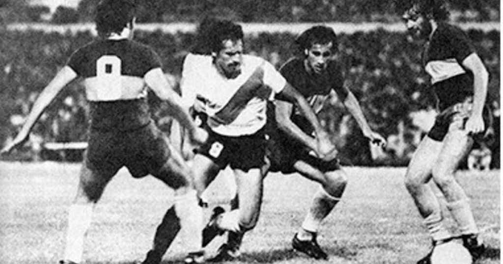 A 49 años de la primera final contra River, el Ruso Ribolzi le contó a Olé cómo la ganó Boca: “El Toto Lorenzo…” imagen-4