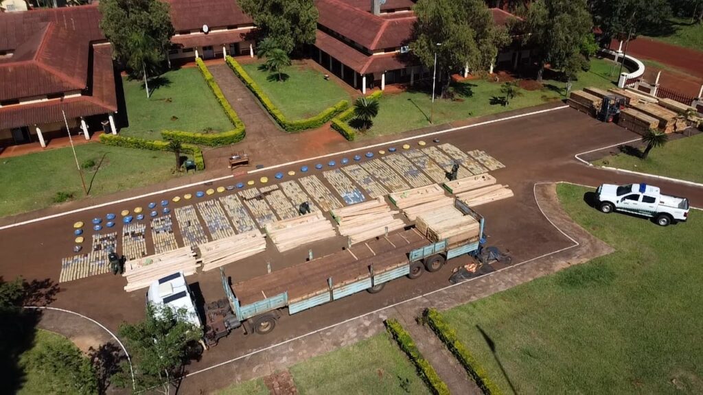 Transportaba más de dos toneladas y media de marihuana encofrado con madera de eucalipto y pino imagen-4