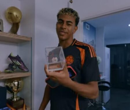 ¡Pasa por tu pasaporte colombiano! Yamal enamoró con camiseta de Díaz imagen-17