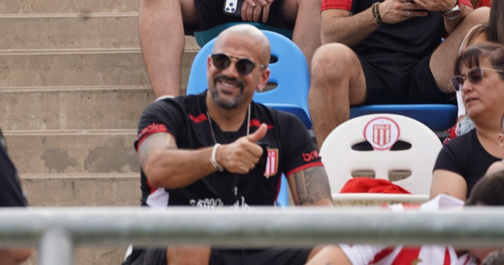 Verón, nuevamente en la tribuna siguiendo a Estudiantes en el Trofeo de Campeones imagen-5