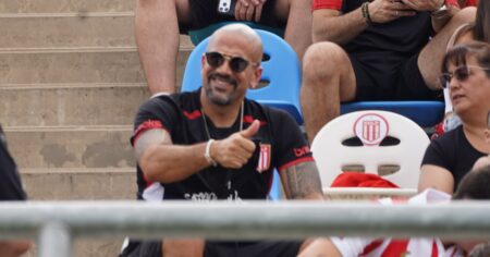 Verón, nuevamente en la tribuna siguiendo a Estudiantes en el Trofeo de Campeones imagen-10