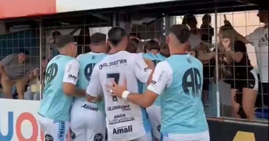 Video: golazo de mitad de cancha en el Federal A Video: golazo de mitad de cancha en el Federal A imagen-5