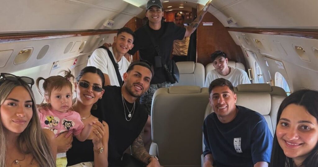El vuelo bostero: Paredes y otros jugadores de Boca viajaron juntos al casamiento de un compañero imagen-5