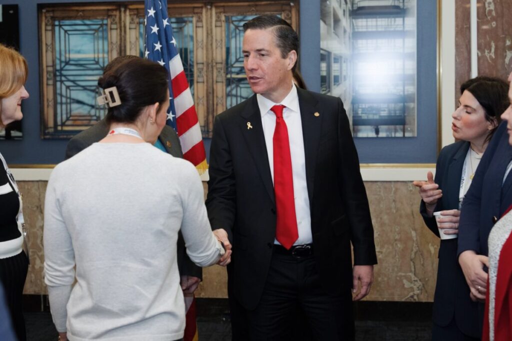 Quién es Bernie Moreno, el senador colombiano que impulsa una ley para eliminar la doble ciudadanía en EE.UU. imagen-5