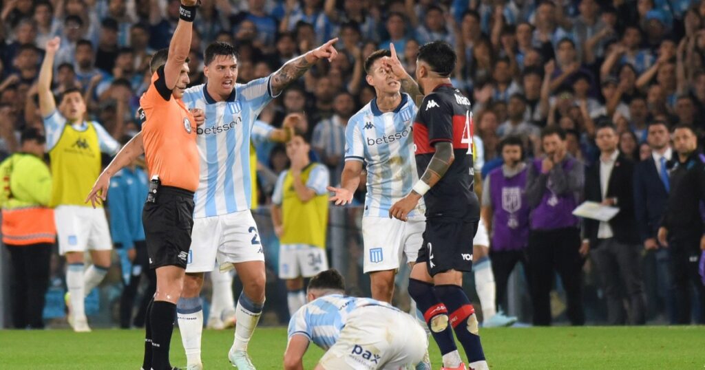 Video: la expulsión de Cachila Arias por pegarle de atrás a Maravilla Martínez imagen-4