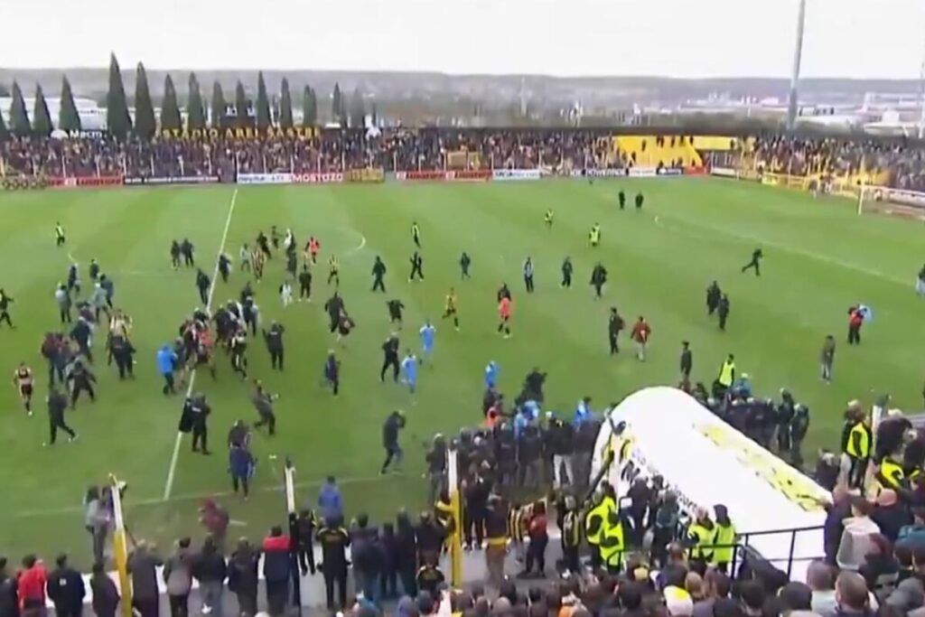 El escandaloso final del Reducido entre Deportivo Madryn y Estudiantes de Río Cuarto: piedrazos, invasión, robos y una premiación fugaz imagen-5