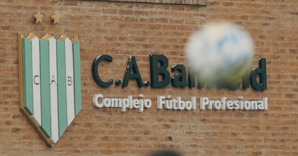 Emergencia en Banfield: los dirigentes trabajan de empleados Emergencia en Banfield: los dirigentes trabajan de empleados imagen-45