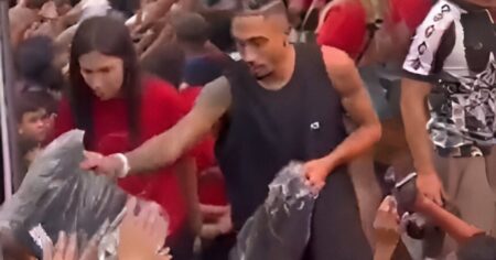 Video: el gran gesto de Raphinha durante Navidad en su ciudad natal imagen-7