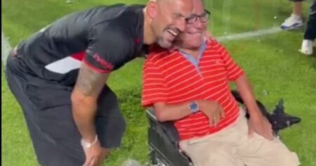 Video: el emocionante gesto de Verón con un hincha de Estudiantes imagen-8