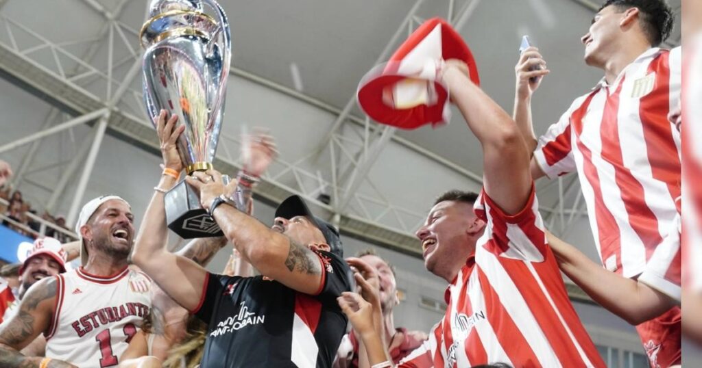 El tremendo año de Verón: golpe durísimo, roces con AFA y campeón en la popular imagen-3