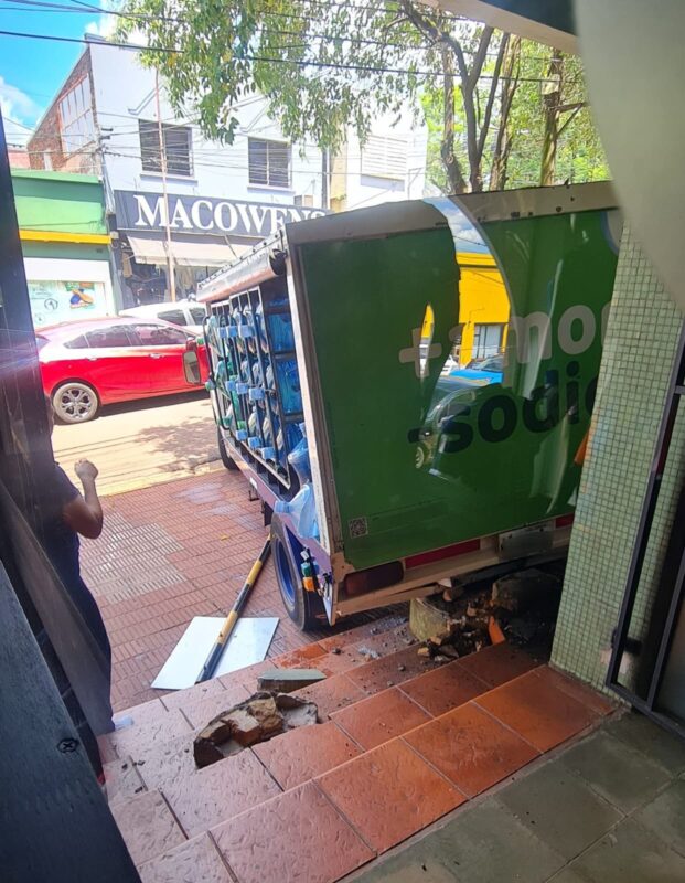 Siniestro vial sin lesionados en pleno centro de Oberá Siniestro vial sin lesionados en pleno centro de Oberá imagen-79