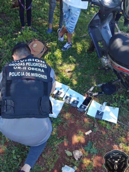 Patrulla motorizada interceptó a tres personas con marihuana oculta en una mochila y en el pañal de un bebé Patrulla motorizada interceptó a tres personas con marihuana oculta en una mochila y en el pañal de un bebé imagen-101