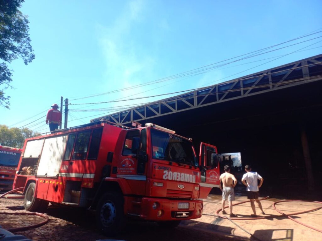 Incendio en taller mecánico de Oberá fue controlado sin lesionados Incendio en taller mecánico de Oberá fue controlado sin lesionados imagen-4
