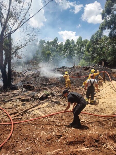 Controlan un principio de incendio en un aserradero de San Vicente imagen-15