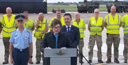 Javier Milei resaltó la llegada de los aviones F-16 a la Argentina: “Es un día histórico para el país” imagen-8