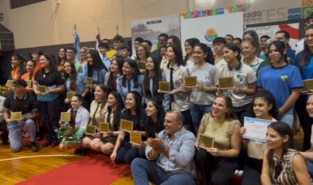 Eldorado reconoció a sus abanderados y docentes destacados en un emotivo cierre educativo 2025 imagen-105