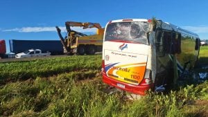 Volcó un colectivo con estudiantes que regresaban de Camboriú: dos muertos imagen-108