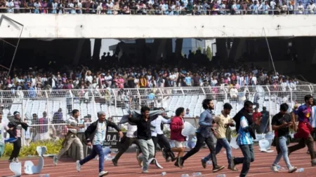 Caos en India por la fugaz aparición de Messi: invasión, destrozos y detuvieron al organizador - TyC Sports imagen-9