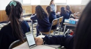Paraguay impulsa una ley para regular el uso de celulares en las escuelas Paraguay impulsa una ley para regular el uso de celulares en las escuelas imagen-1