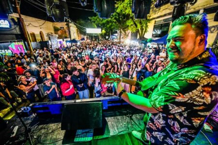 La Festreaming copa la calle Colón para despedir el año con feria, música en vivo y sorpresas imagen-102