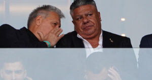 Claudio Chiqui Tapia, en medio del escándalo, ya es mirado de reojo por los dirigentes del fútbol argentino: unos lo adulan por interés y otros tragan saliva Claudio Chiqui Tapia, en medio del escándalo, ya es mirado de reojo por los dirigentes del fútbol argentino: unos lo adulan por interés y otros tragan saliva imagen-1