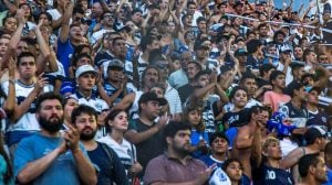 Accidente en el clásico platense: un hincha de Gimnasia cayó de la tribuna y está internado imagen-10