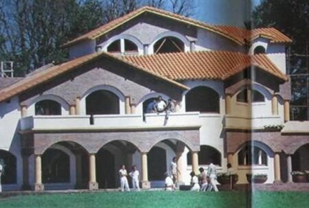 “Tengo cuatro casas y ningún hogar”. La tormentosa historia de Momentos, la estancia de Julio Iglesias en General Madariaga imagen-13