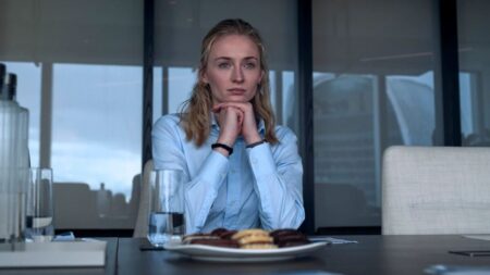 Una oficinista y una banda de ladrones que quiere robar las pensiones: llega a Prime Video un ‘thriller’ con Sophie Turner a tener en cuenta Una oficinista y una banda de ladrones que quiere robar las pensiones: llega a Prime Video un 'thriller' con Sophie Turner a tener en cuenta imagen-6