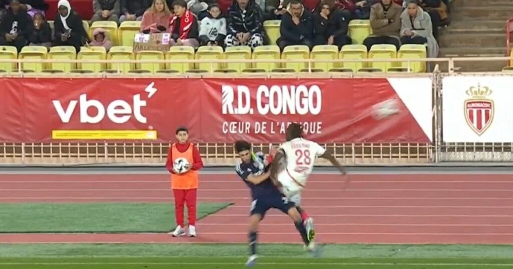 Video: la impresionante patada que recibió Tagliafico en el triunfo del Lyon imagen-4