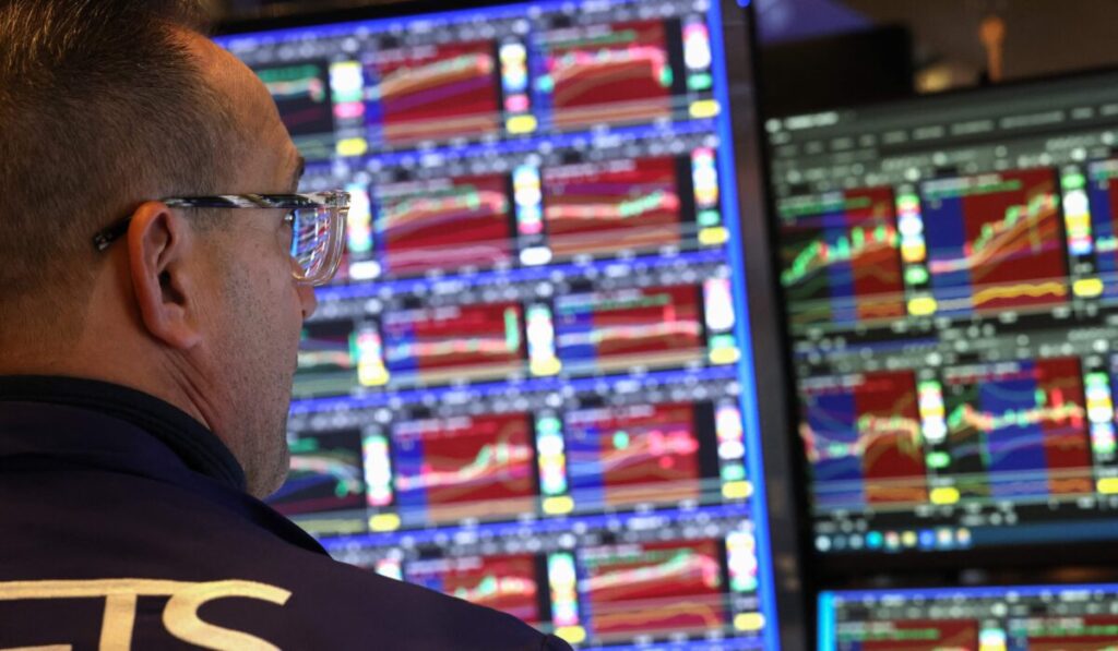 Termina un mes financiero ideal: bajó el riesgo país, subieron las acciones, retrocedió el dólar y aumentaron las reservas imagen-5