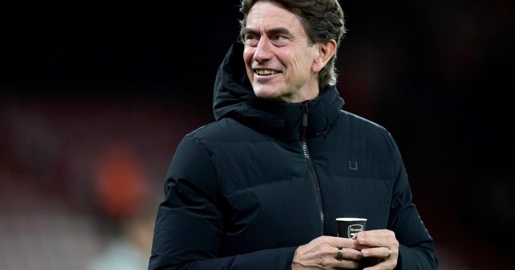 No se puede creer: el DT del Tottenham apareció tomando café con un vaso del Arsenal imagen-5